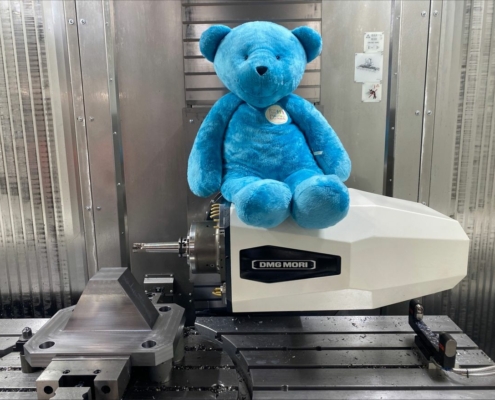 Peluche de l'association les P'tits Doudou sur une machine de NP Industrie